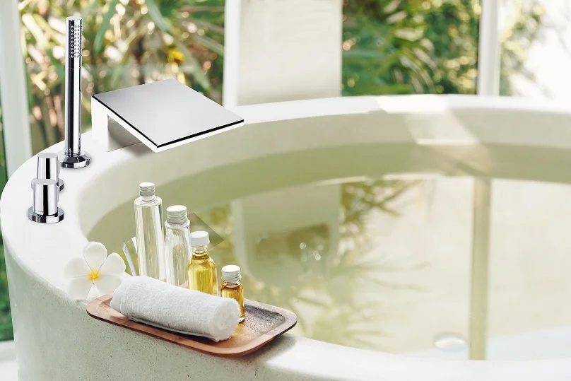 Термостатический смеситель на борт ванны однорычажный с душевым комлектом AROLA 2633TMSCA