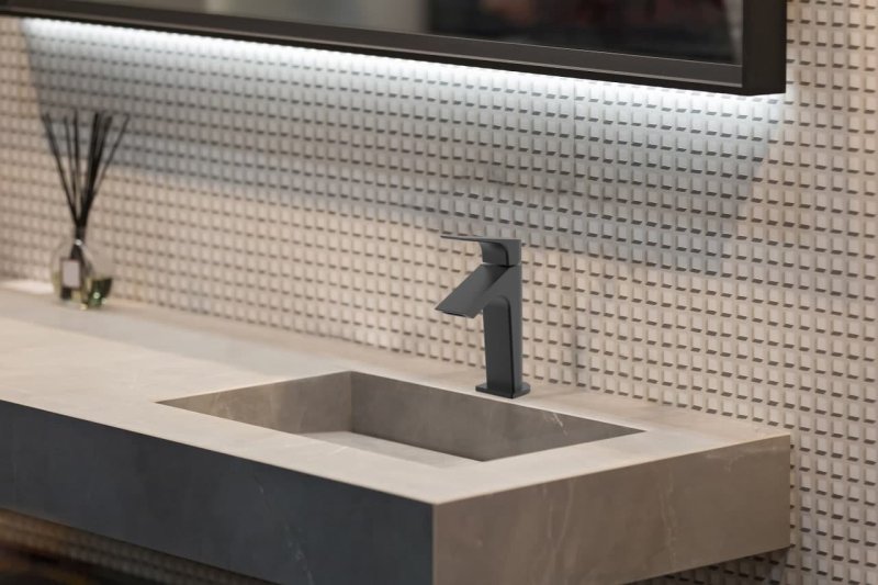 Смеситель для раковины однорычажный с каскадным изливом URBAN CHIC 210101NM Черный (M)