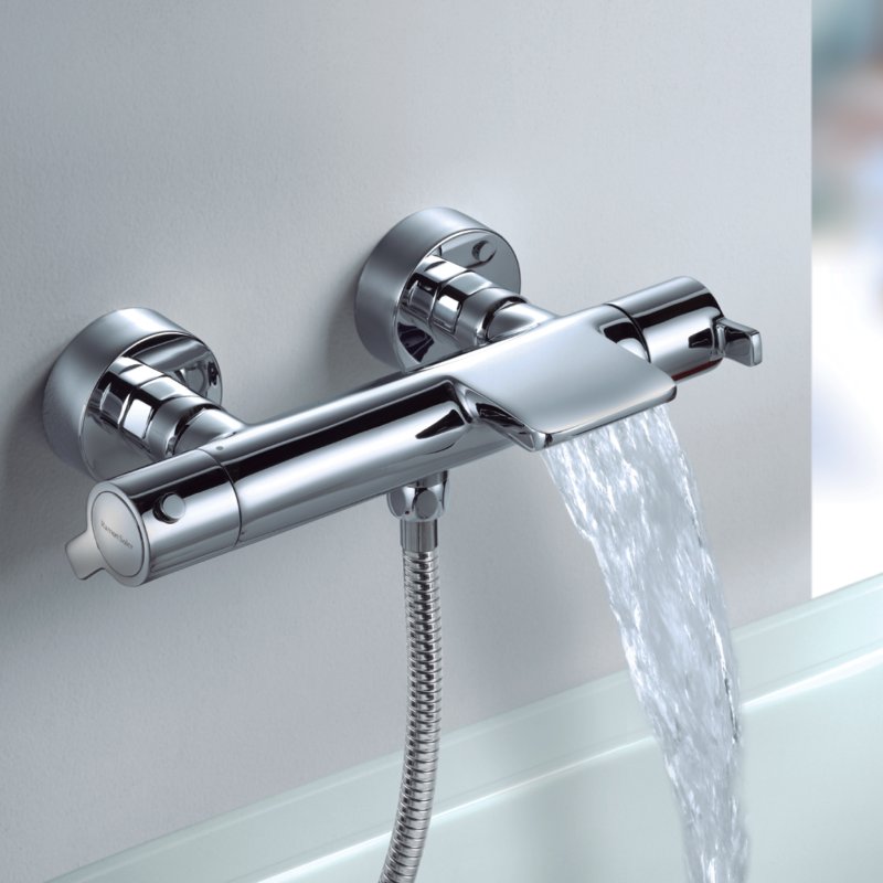 Термостатический смеситель для ванны наружнего монтажа с каскадным изливом и душевым комплектом BLAUTHERM 9439T1