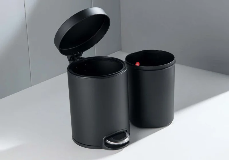 Корзина для мусора с педалью, 5л AQUATEK, матовый черный AQ4991MB