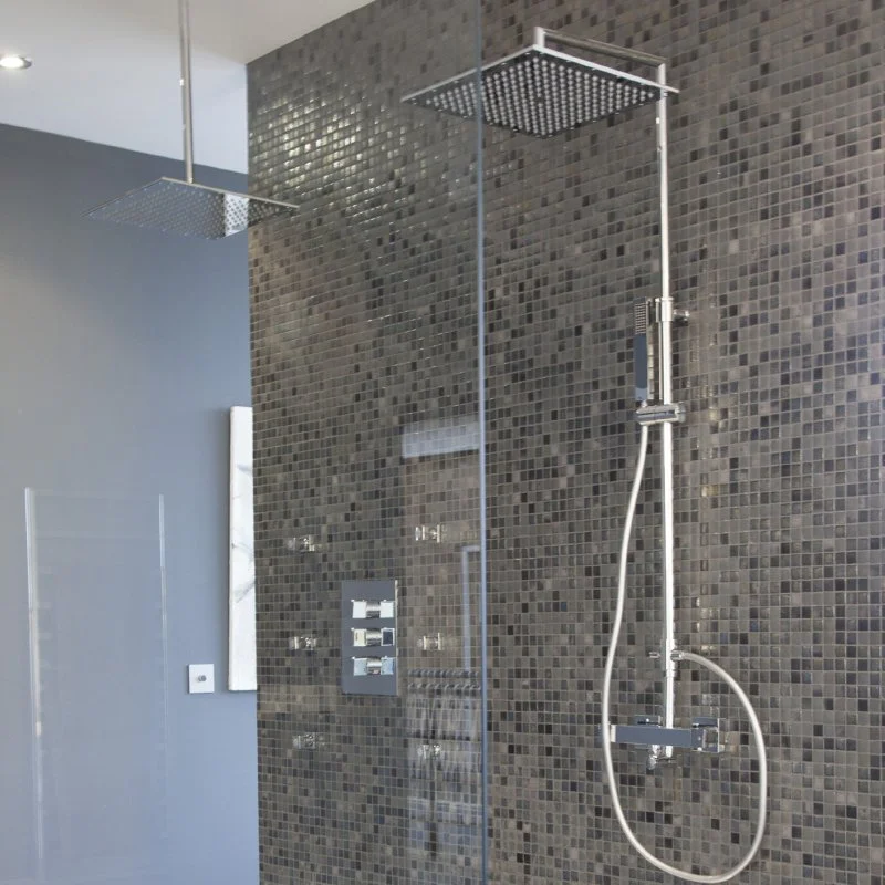 Душевая термостатическая система наружнего монтажа с телескопическим тропическим душем и душевым комплектом KUATRO 4754RK250