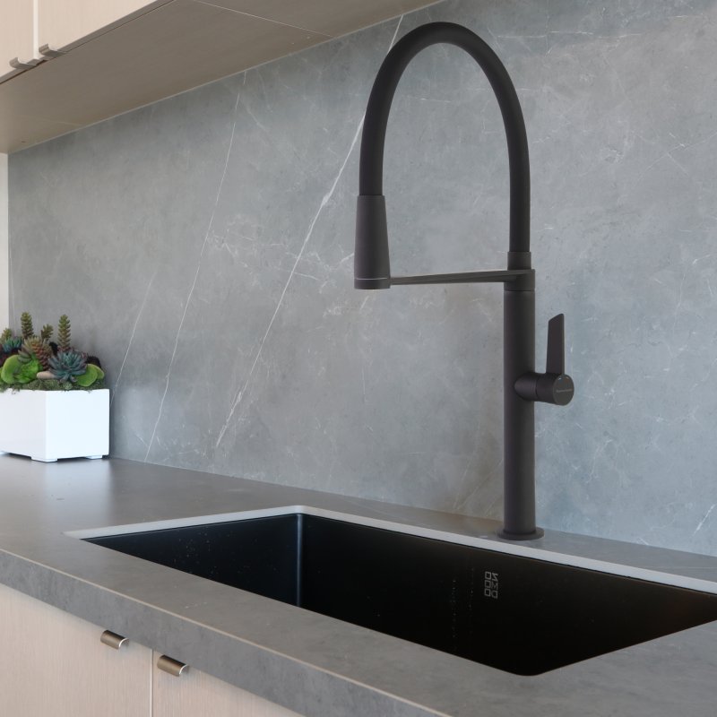 Смеситель высокий для кухни однорычажный с магнитным держателем и гибким изливом KITCHEN MAGNET 388801MCNM Черный