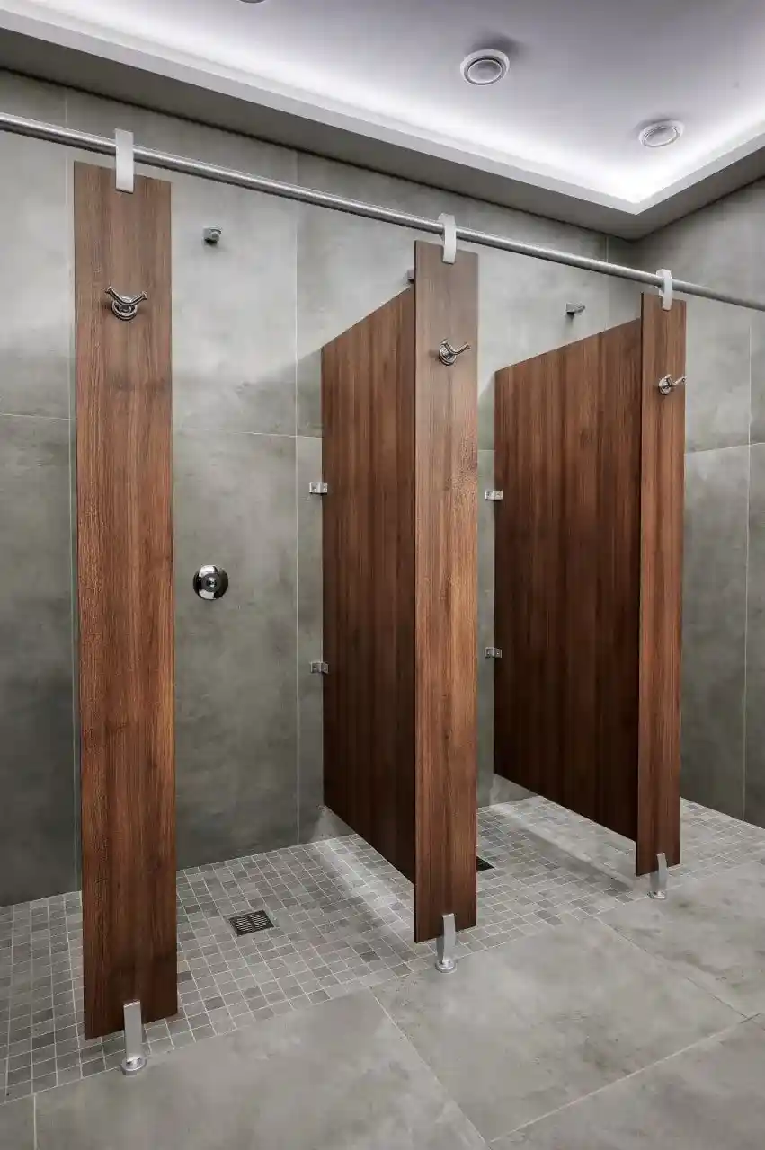 Порционный нажимной душ в фитнес клубе