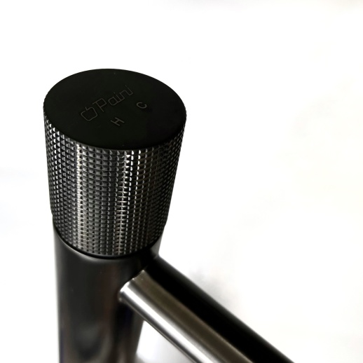 Смеситель для раковины PAINI Cox Grip 7GPZ205OLL без донного клапана, высокий, черный брашированный PVD (PZ) Смеситель для раковины PAINI Cox Grip 7GPZ205OLL без донного клапана, высокий, черный брашированный PVD (PZ)