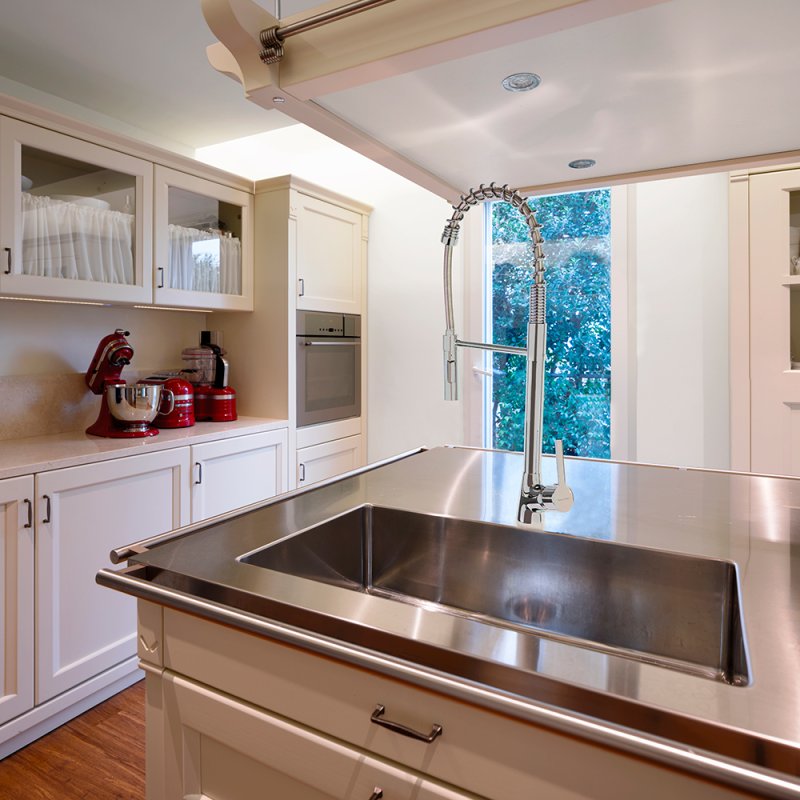 Смеситель высокий для кухни профессиональный с гибким шлангом и поворотным изливом KITCHEN 386501MD