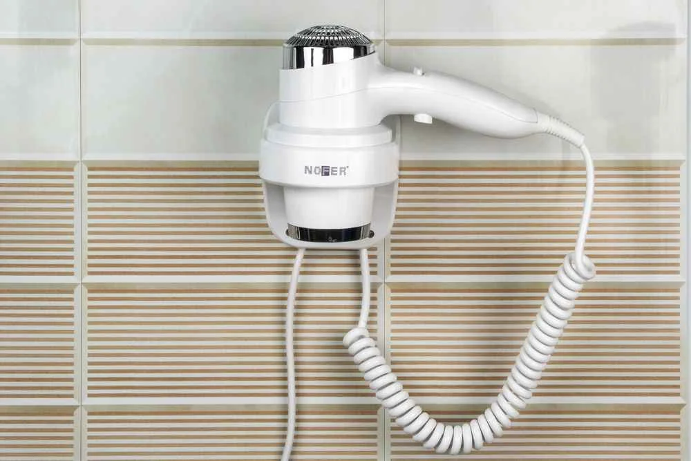 Фен HOTELline настенный белый с розеткой 1800-2200 W, Nofer 02012.W