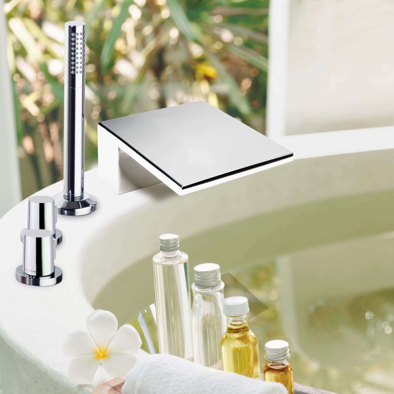 Термостатический смеситель на борт ванны однорычажный с каскадным изливом и душевым комлектом URBAN CHIC 213303TM